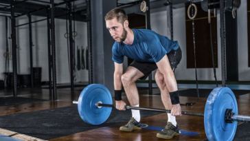 man performing deadlift